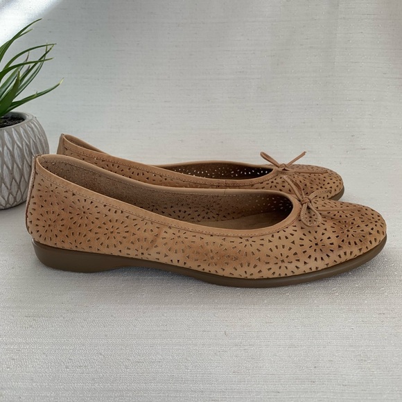 Coldwater Creek Tan Perforated Leather Bow Ballet Flats Woman’s 10 - Picture 3 of 10